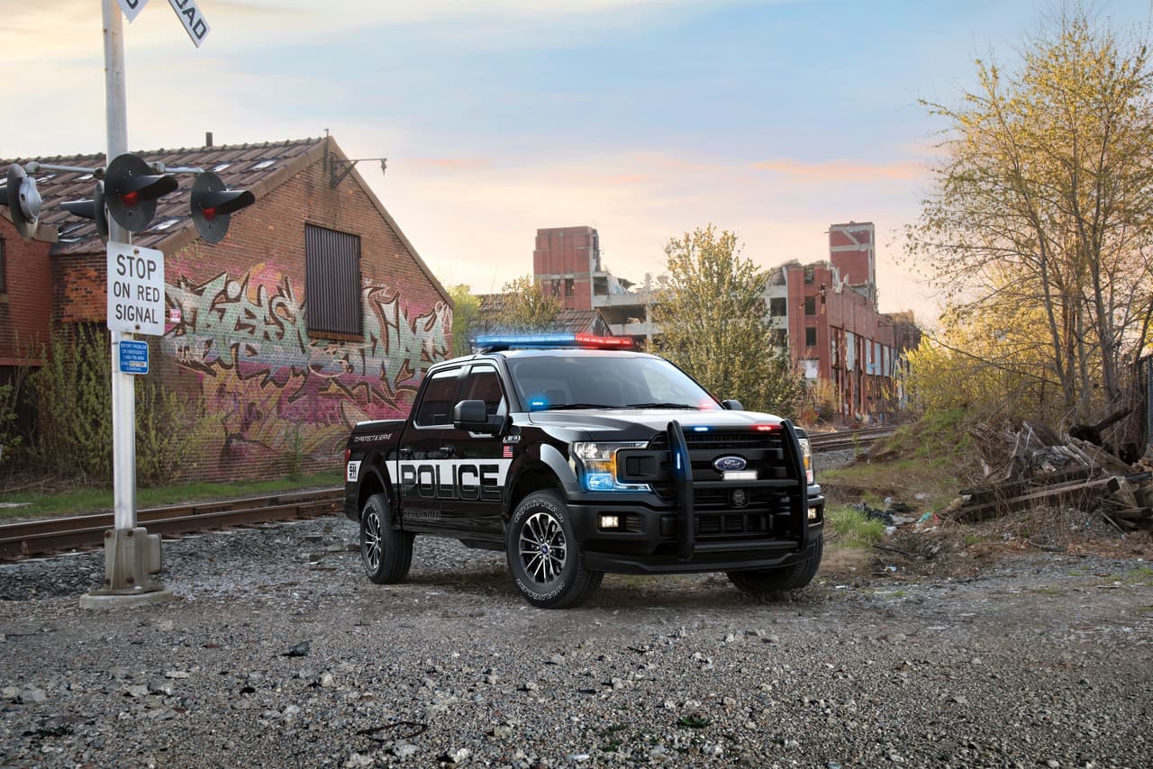 <b>5. La Ford F-150 Police Responder tiene un aspecto intimidante.</b>
<br>
<br>Por más que valentón que te creas, ver una de estas con las luces encendidas en el espejo retrovisor, te hara sentirte bastante asustado. Muy justificadamente, por cierto.