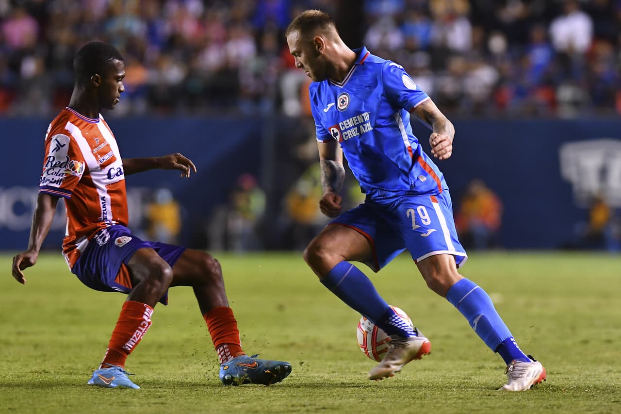 Sebastián Jurado se convirtió en héroe de un Cruz Azul que también vio como Santi Giménez y Alejandro Mayorga se fueron lesionados y ahora son grandes dudas para el fin de semana. San Luis se cansó de fallar.
