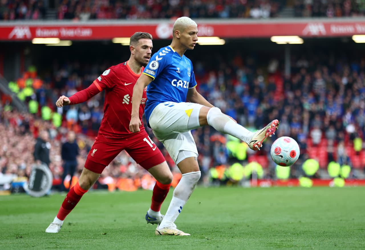 Liverpool derrotó al Everton gracias a los goles de Andrew Robertson y Divock Origi.