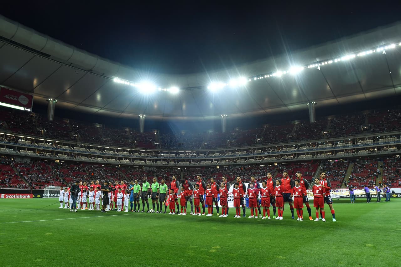 Frente al público de Guadalajara, Chivas buscó de entrada mostrarse imponente para llevarse al juego de vuelta de visitante una ventaja.