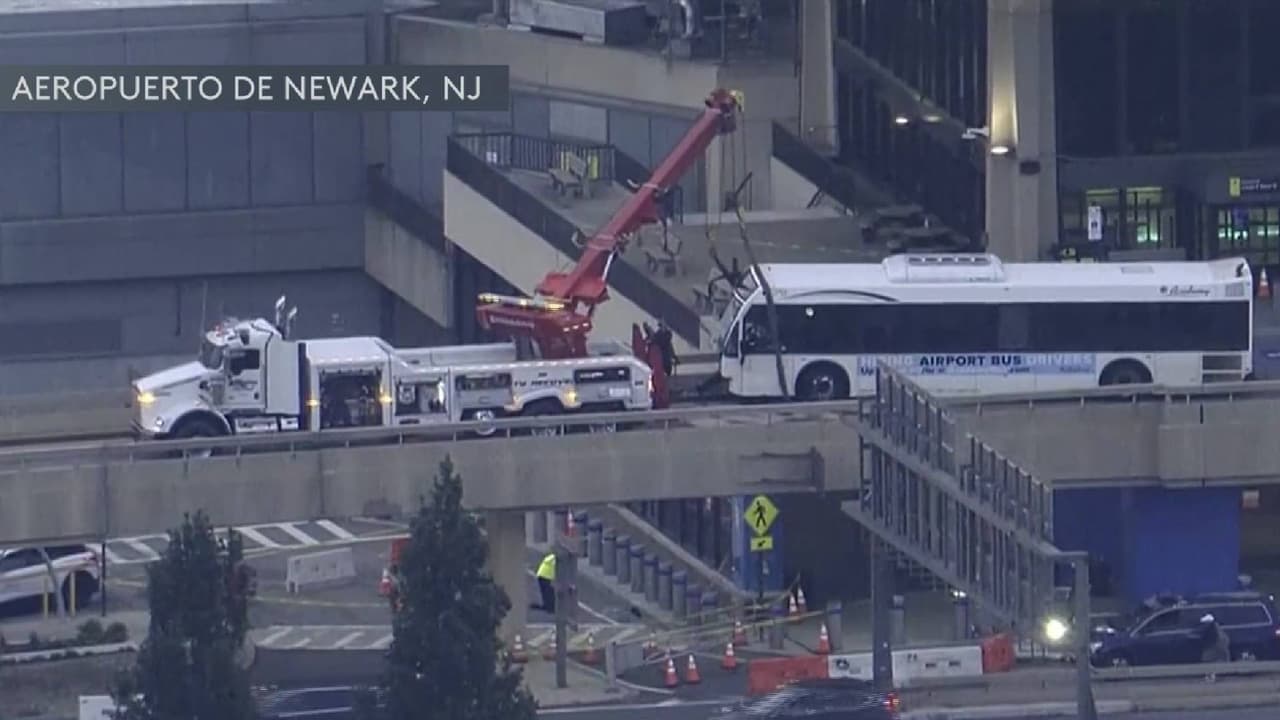 Trece personas resultan heridas tras choque de autobús en el Aeropuerto de Newark