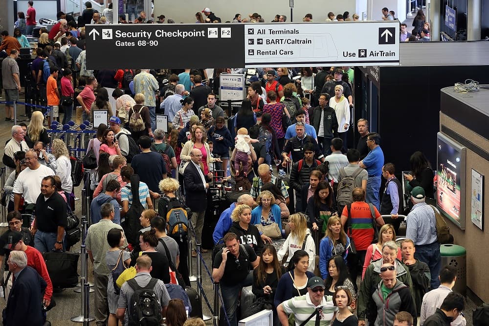 Las autoridades piden paciencia por largas filas en los aeropuertos