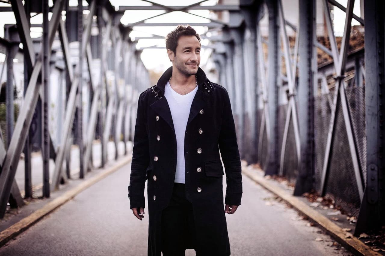 Su carita de niño bueno y esa sonrisa de travieso podrían poner a cualquiera a gritar como adolescente.