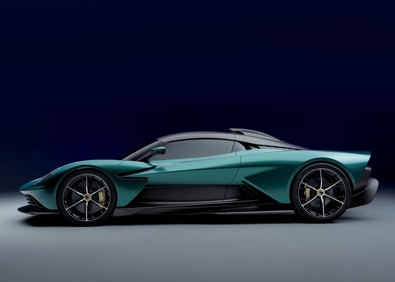 Este motor se basa en el bloque que motiva al Mercedes-AMG GT Black Series. Sin embargo, en el nuevo modelo de
<a href="https://www.univision.com/carros/marcas-de-carro/aston-martin" target="_blank">Aston Martin</a> es capaz de producir 740 caballos de potencia, es decir, 20 más que el modelo alemán.
