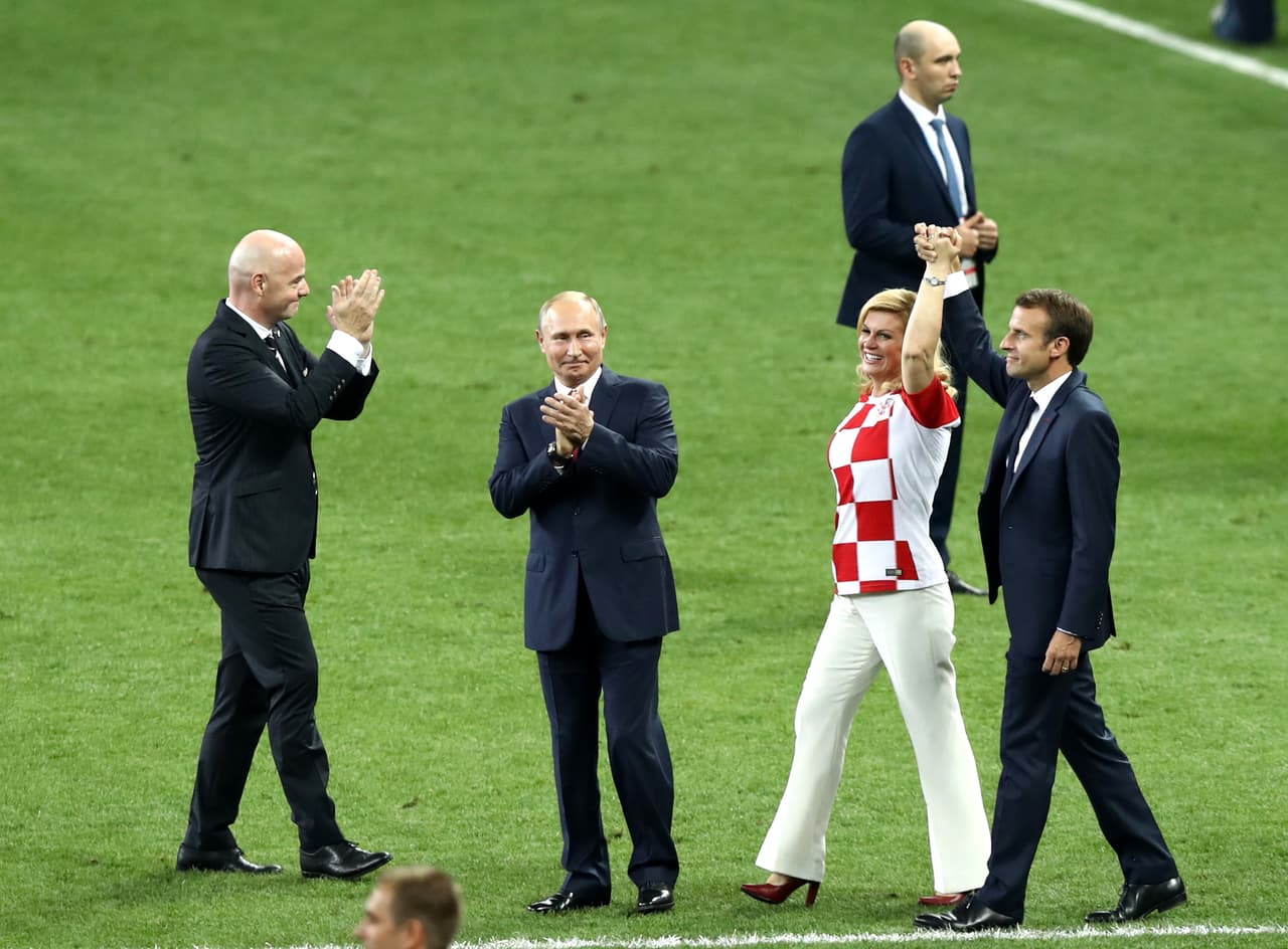 Tras la victoria de Francia 4-2 sobre Croacia, llegó el momento de la premiación y las autoridades bajaron al campo de juego en medio de un ambiente de celebración.