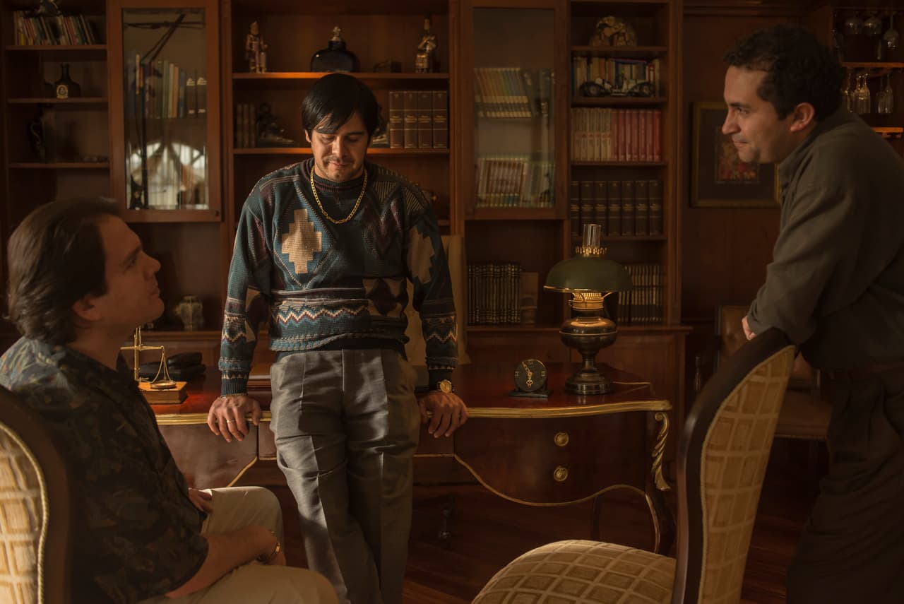 El objetivo era juntar a ‘
<b><a href="http://www.univision.com/series/el-chapo/marco-de-la-o-es-joaquin-el-chapo-guzman-en-el-chapo" target="_blank">El Chapo</a></b>’ y al Cardenal en el mismo lugar (El aeropuerto de Guadalajara) para que
<b><a href="http://www.univision.com/series/el-chapo/el-chapo-joaquin-guzman-loera-escapo-del-atentado-de-los-avendano-donde-murio-el-cardenal-posadas-ocampo-escena-del-dia-video" target="_blank">los Avendaño asesinaran a Guzmán Loera</a></b> y que el sacerdote muriera en el fuego cruzado.