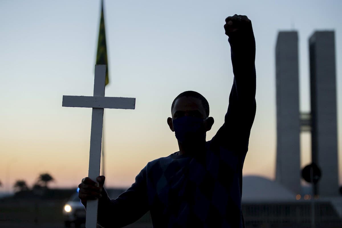 Según el último balance del Ministerio de Salud, transcurridos cuatro meses y un día desde el registro del primer caso, Brasil acumulaba hasta el sábado 57,070 muertes y 1,313,667 casos confirmados de coronavirus.
