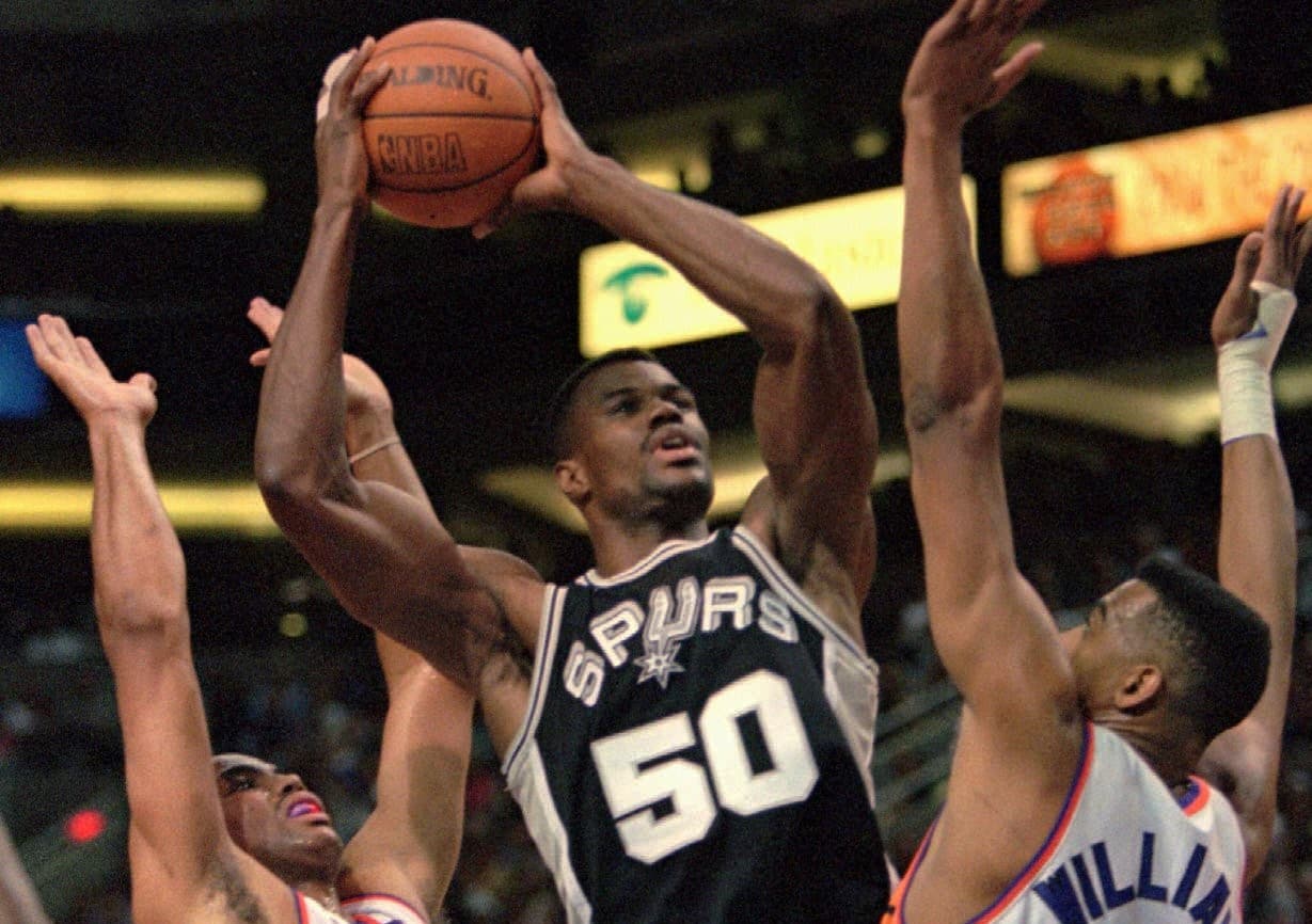 David Robinson #50. Ganó dos anillos con los San Antonio Spurs, jugaba como pívot y obtuvo el Rookie del año en la temporada 1989-90.