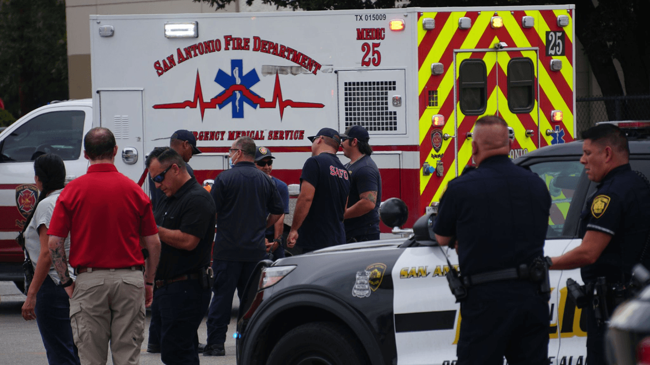 Cuando un hombre sacó dinero del cajero, llegaron a robarlo, dijo el jefe de policía William McManus, pero después él sacó una pistola y los baleó.