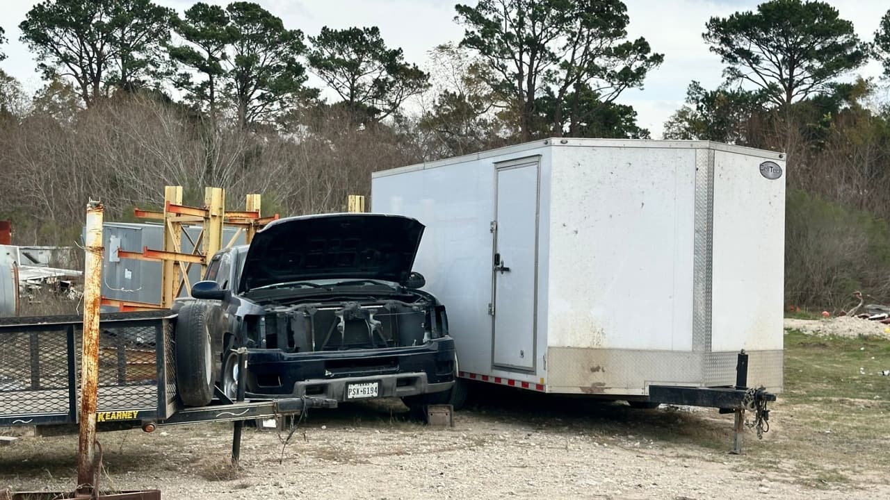 En el lugar se hallaron autos de lujo y también vehículos desmantelados, los que se cree que serían usados para la venta ilegal de de autopartes.