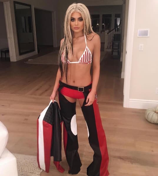 Kylie Jenner fue al pasado y retomó el look de Christina Aguilera en su video musical 'Dirty'.