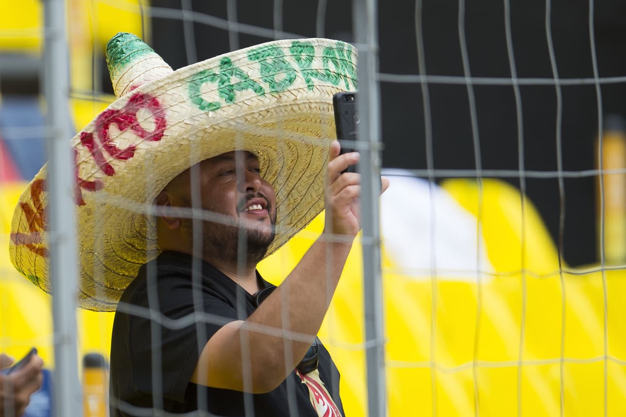 La Selección de México se despide de su afición en el Estadio Azteca antes de emprender el largo viaje a Rusia para disputar la Copa Mundial 2018. El rival es Escocia.