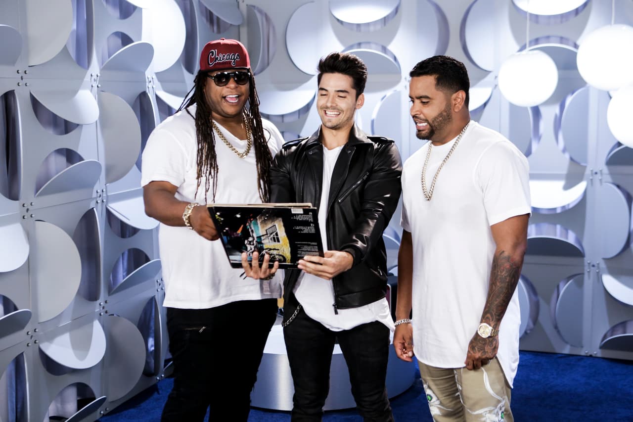 Zion & Lennox hizo una parada en el retro estudio de Premios Juventud.