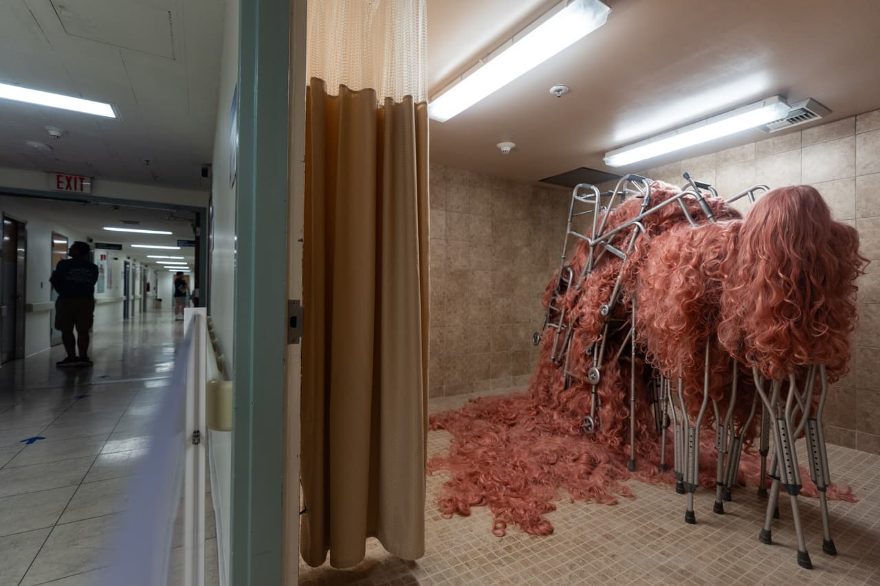 La instalación "Her Hair" de Moran Sanderovich se exhibe durante la exposición "Hospital of Emotions" en un antiguo edificio hospitalario de Los Ángeles, el miércoles 22 de julio de 2026. (Foto AP/Jae C. Hong)