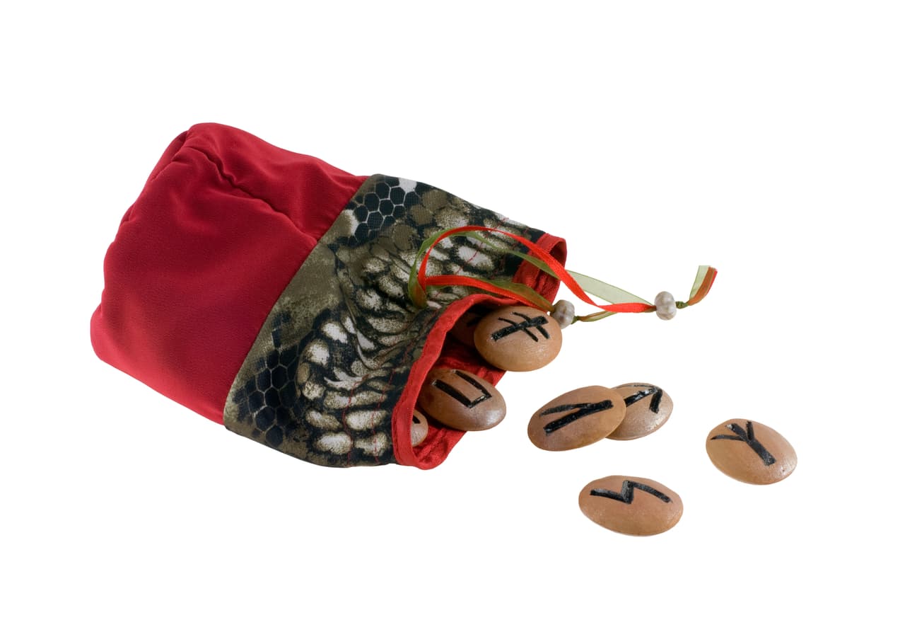 <b>La runa de Odín</b>
<br>Es el más sencillo. Consiste primeramente en meditar sobre un tema, después se debe extraer una runa la cual representará la respuesta u orientación a la pregunta planteada.