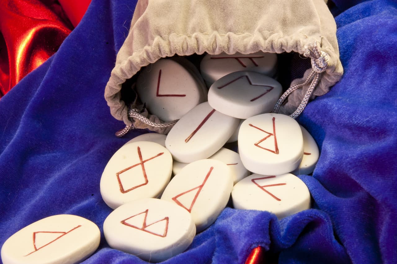 <b>Tirada en vertical</b>
<br>Se recomienda que utilices este método en situaciones en las que necesites una mayor información. Nuevamente debes meditar sobre el tema en cuestión y extraer después bolsita cinco runas colocándolas de arriba abajo verticalmente.