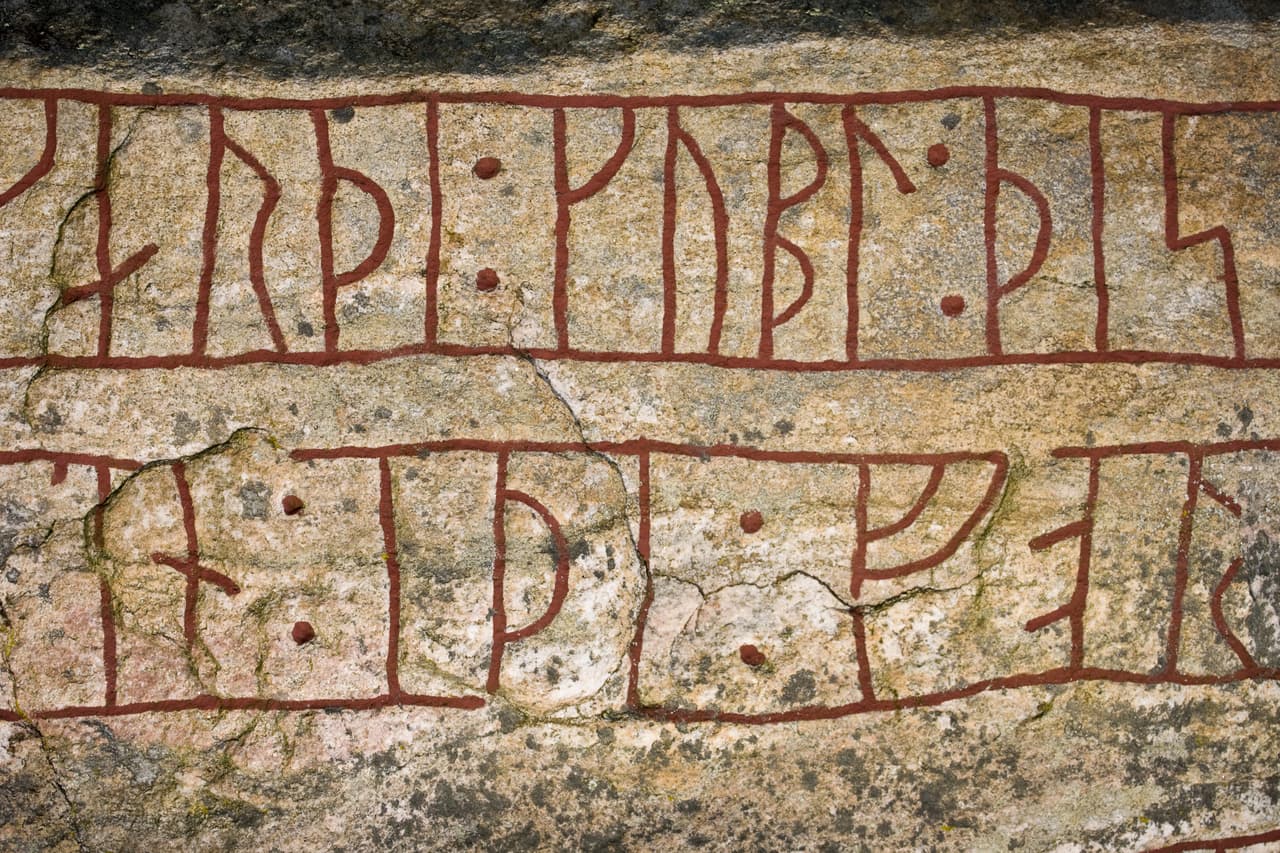 Se trata de unos pequeños rectángulos hechos de algún material duro (principalmente piedra o marfil) y que tienen tallados unos símbolos los cuales forman un alfabeto en conjunto.