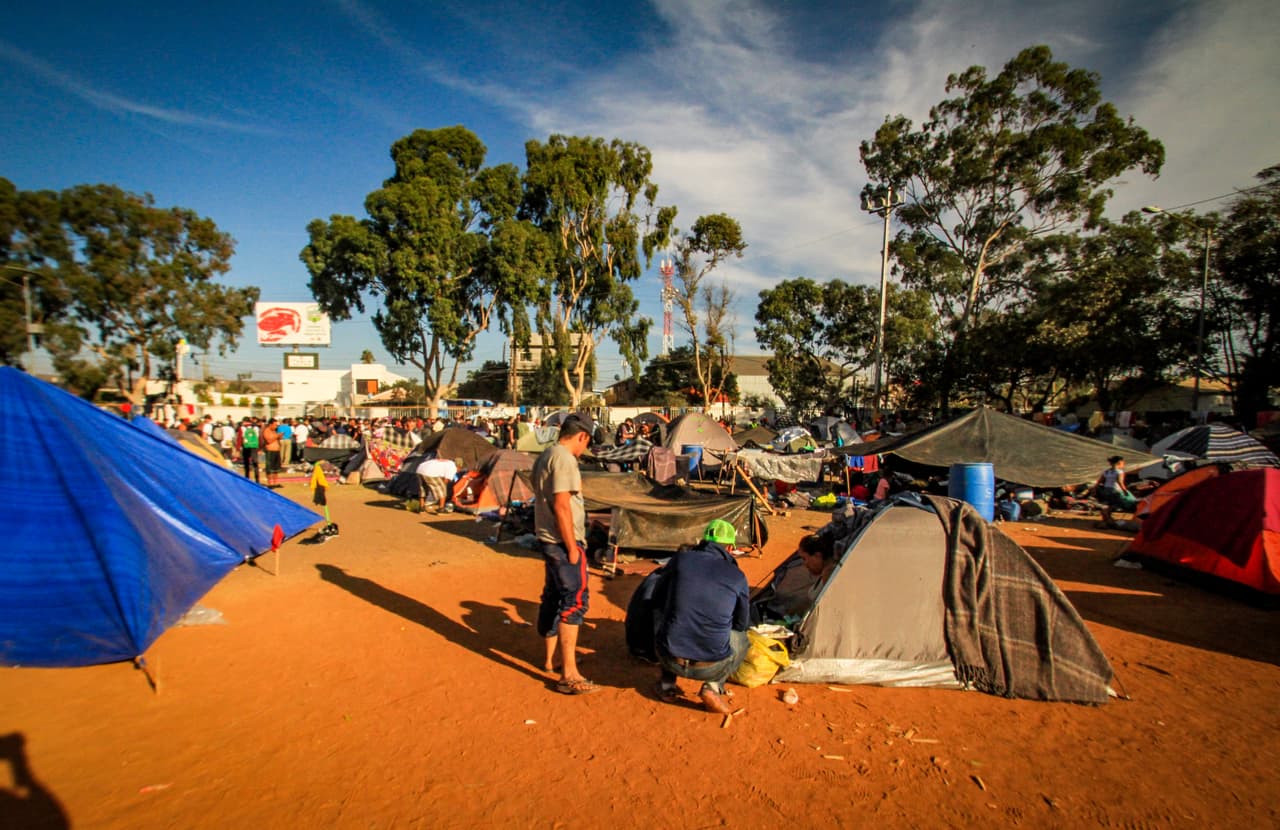 El presidente Donald Trump dijo en reuda de prensa el día de Acción de Gracias que autorizó a las tropas militares en la frontera a emplear "la fuerza letal si hace falta".