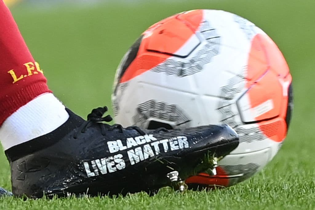 Los zapatos de futbol de Trent-Alexander Arnold con la leyenda 'Black Lives Mater' en la parte externa. Simplemente hermosos.