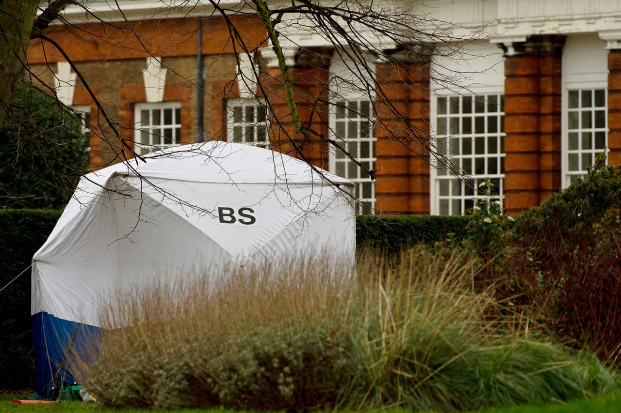 Los bomberos intentaron salvar la vida del hombre pero ya estaba muy lastimado. Indican que fue suicidio.