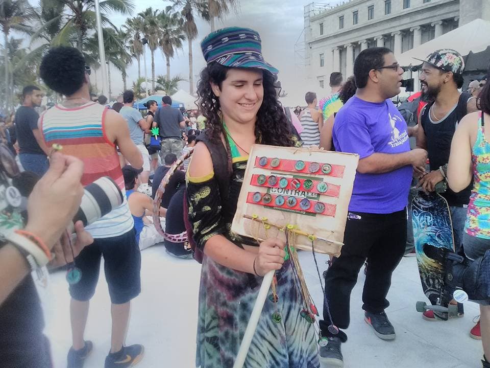 El miércoles, el grupo de la fundación Free Juana marchó, acompañado de cientos de personas en contra de la penalización de la marihuana en Puerto Rico. La policía detuvo a 22 personas que participaron de la manifestación frente al Capitolio por alegada posesión de la planta ilegal.