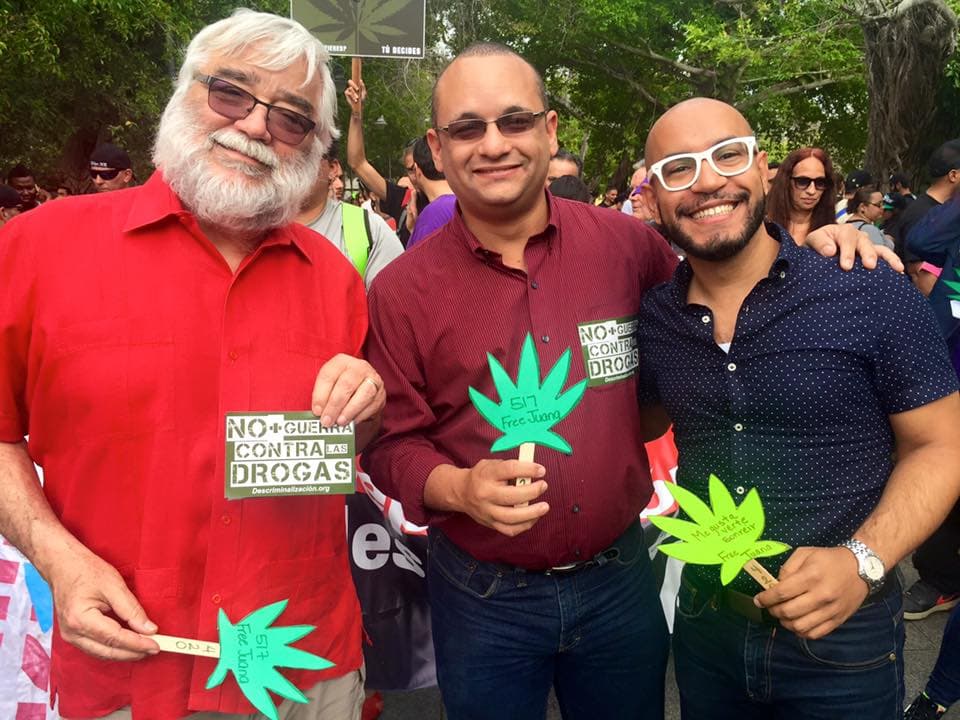 El miércoles, el grupo de la fundación Free Juana marchó, acompañado de cientos de personas en contra de la penalización de la marihuana en Puerto Rico. La policía detuvo a 22 personas que participaron de la manifestación frente al Capitolio por alegada posesión de la planta ilegal.