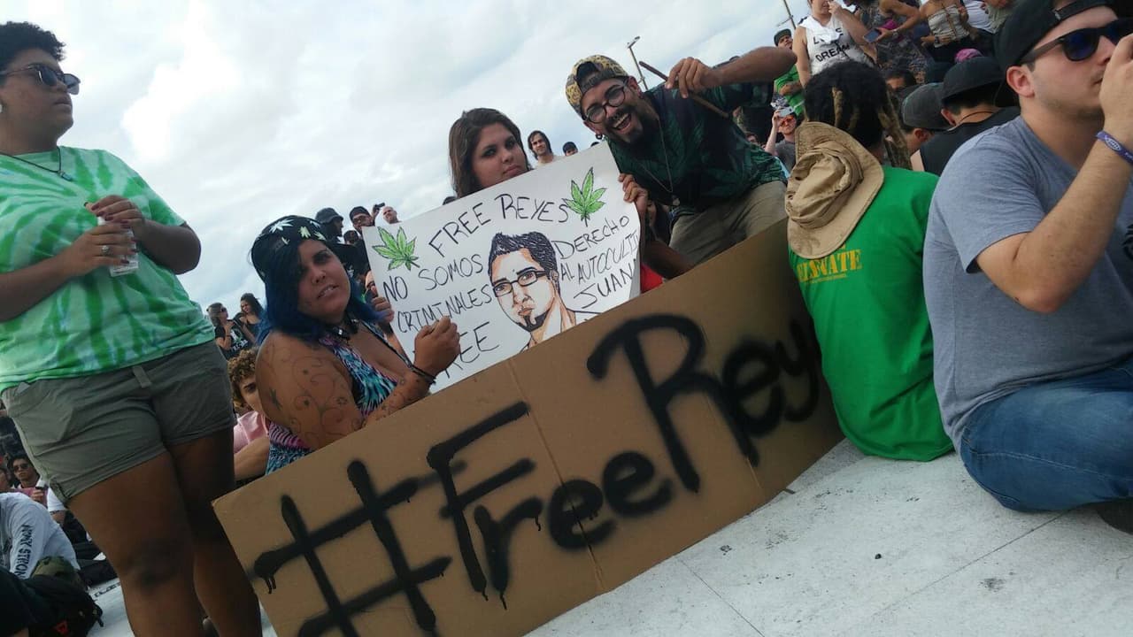 El miércoles, el grupo de la fundación Free Juana marchó, acompañado de cientos de personas en contra de la penalización de la marihuana en Puerto Rico. La policía detuvo a 22 personas que participaron de la manifestación frente al Capitolio por alegada posesión de la planta ilegal.