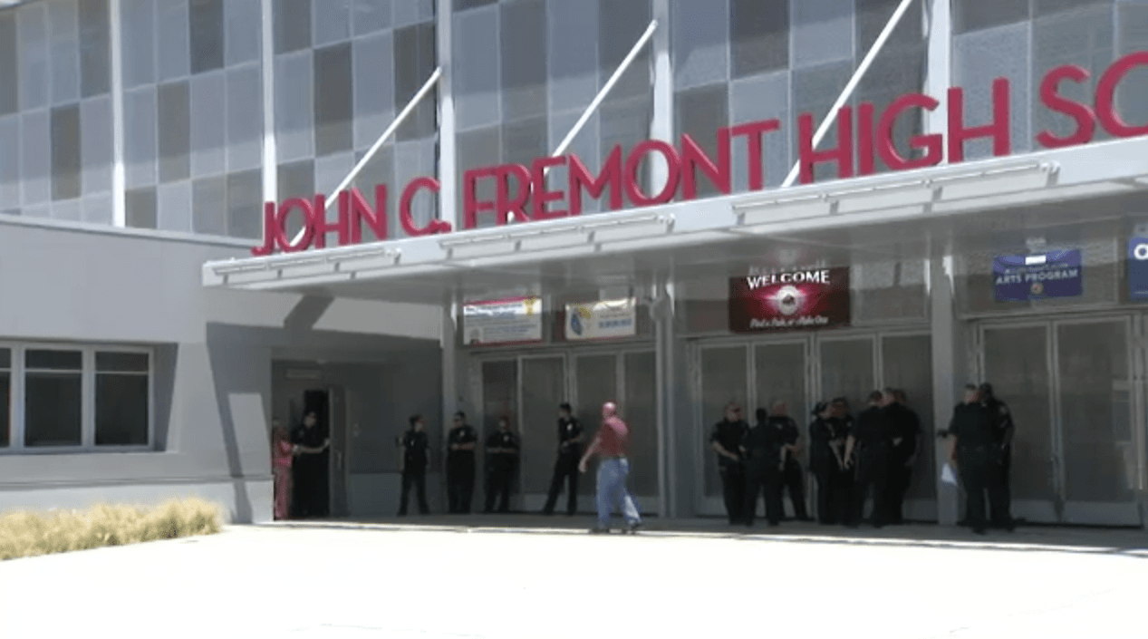 Policía usa gas pimienta sobre estudiantes para detener una pelea campal