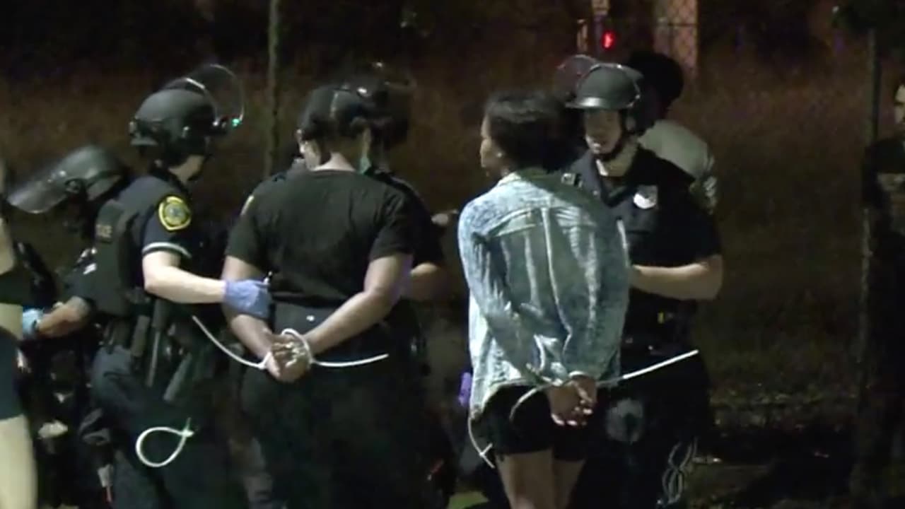 Las personas arrestadas estuvieron custodiadas en todo momento por los oficiales.