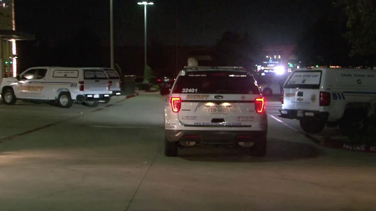 Un grupo de personas tuvieron un altercado en el estacionamiento del restaurante cuando el auto atropelló a tres personas. Las víctimas fueron llevadas al hospital pero Gómez murió, según indicaron las autoridades.