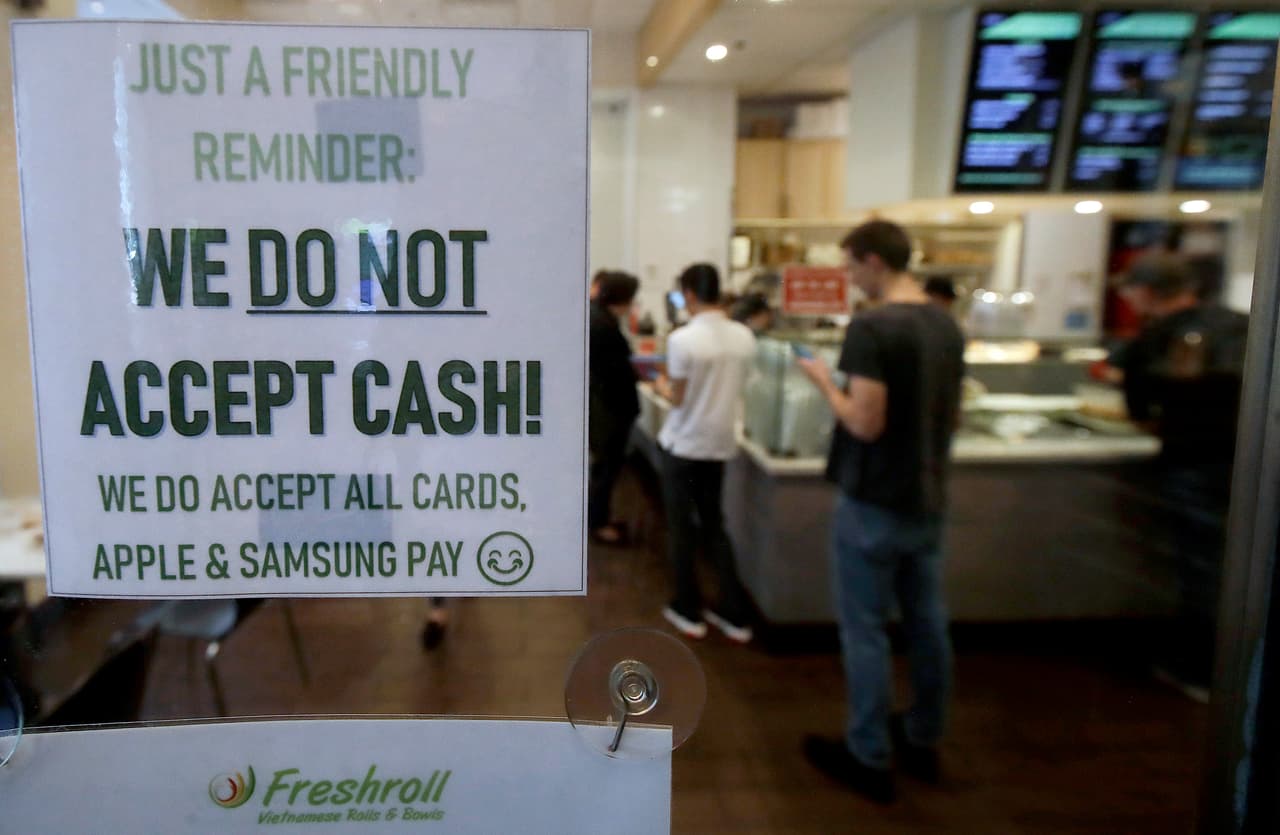 Entra en vigor la prohibición de tiendas que no aceptan pagos en efectivo en San Francisco