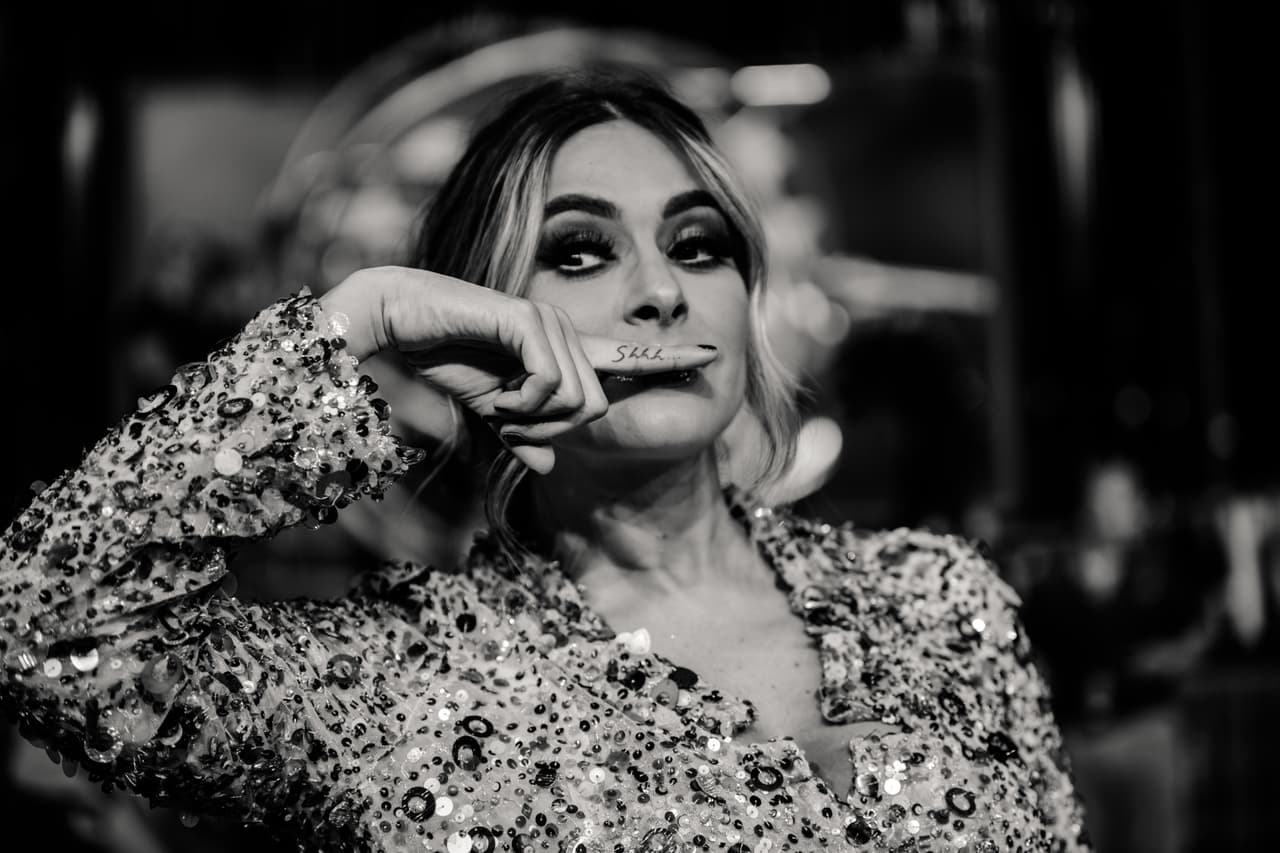 Pues ella ha decidido decorar ciertas partes de su cuerpo con diseños minimalistas en tinta negra y pequeños.