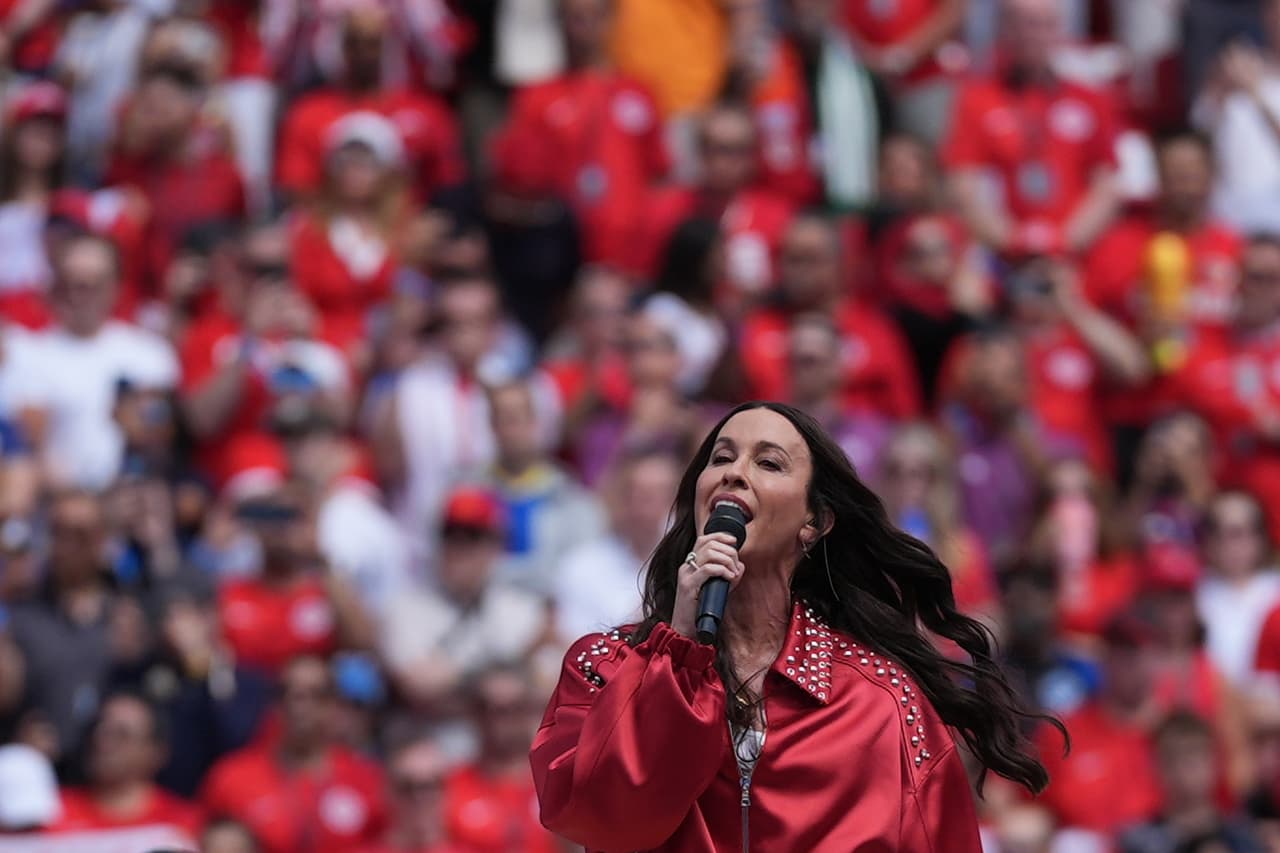 ¿Quién cantó el himno de Canadá en la inauguración de la Copa Mundial?