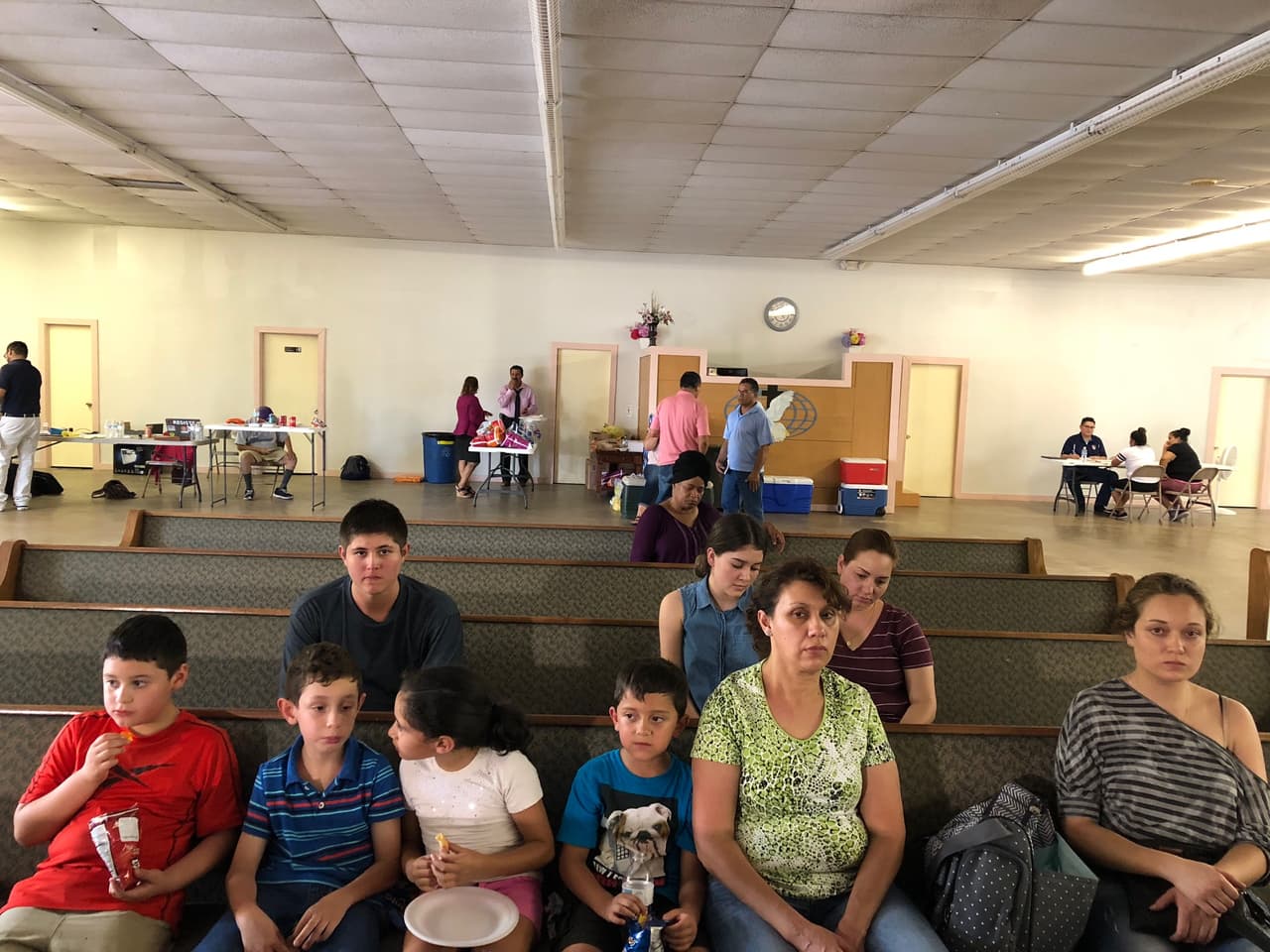 Dos familias afectadas por la redada. Estaban todavía procesando lo ocurrido, mientras las mujeres trataban de conseguir fondos para sacar a sus esposos detenidos.