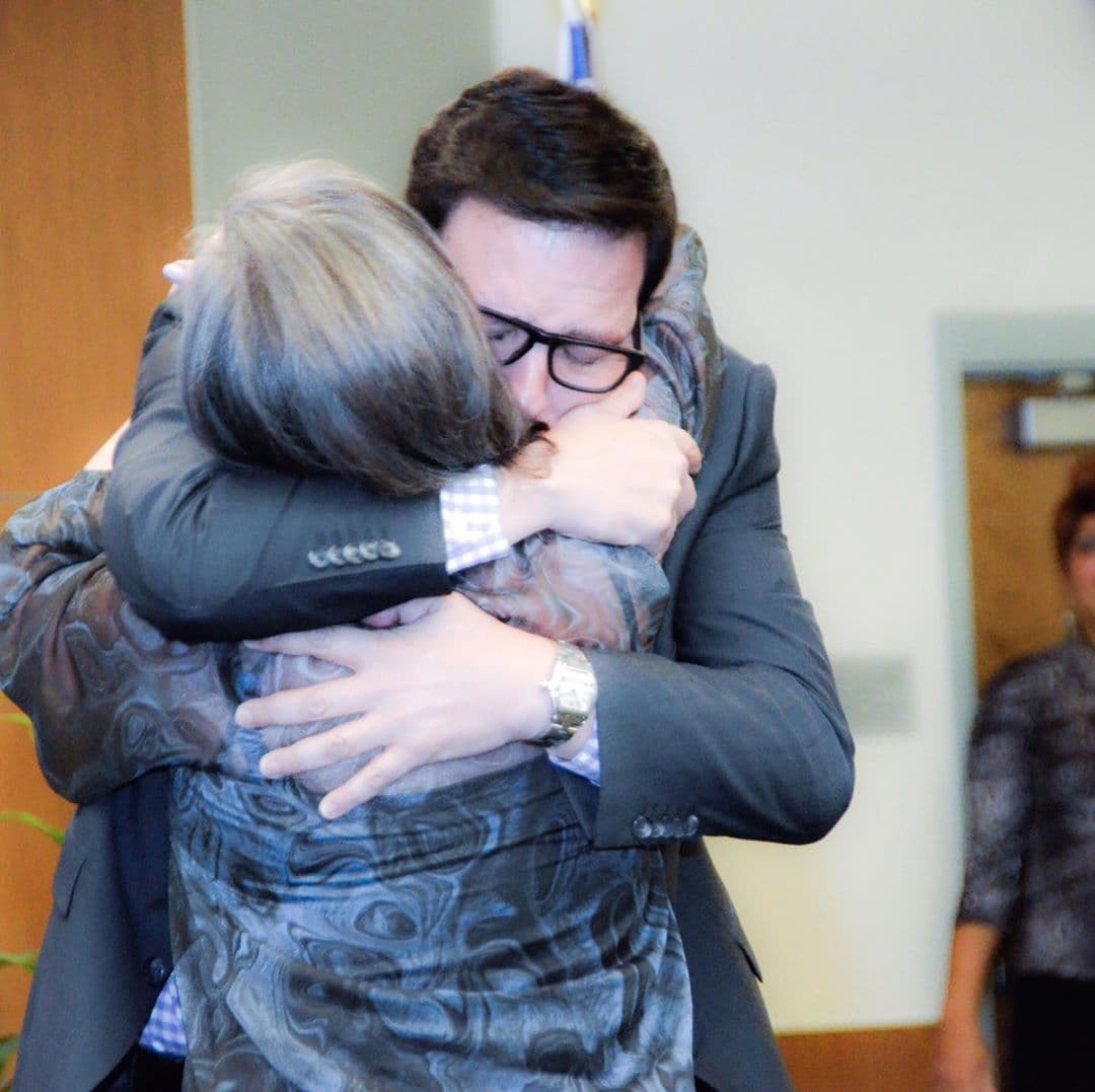 Su madre es un pilar en su vida y sus abrazos siempre serán reconfortantes.