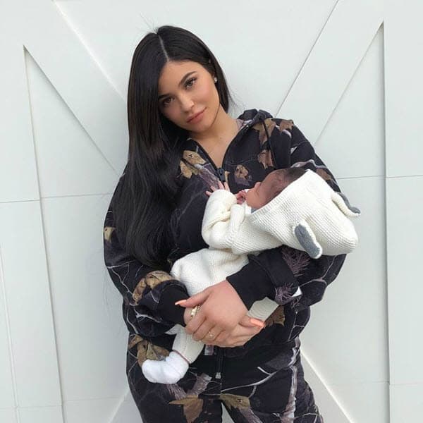 Antes había mostrado los piecitos y la mano de
<b><a href="https://www.univision.com/entretenimiento/guardaespaldas-de-kylie-jenner-niega-ser-el-padre-de-stormi">su primogénita con el rapero Travis Scott, nacida el 1 de febrero</a></b>, y hasta una foto de cuerpo entero en la que no se apreciaba su rostro.