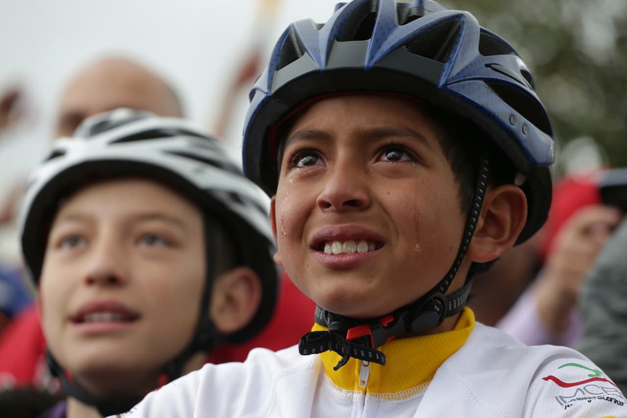 Algunos no pueden ocultar sus lágrimas de la emoción, que este domingo puede multiplicarse si, como se espera, el joven de 22 años entra triunfal a los Campos Elíseos de París este domingo.