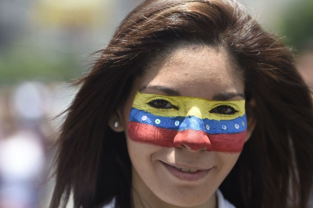 Una protestante contra Nicolás Maduro muestra su cara pintada con la bandera de Venezuala en Chacao, al este de Caracas.
