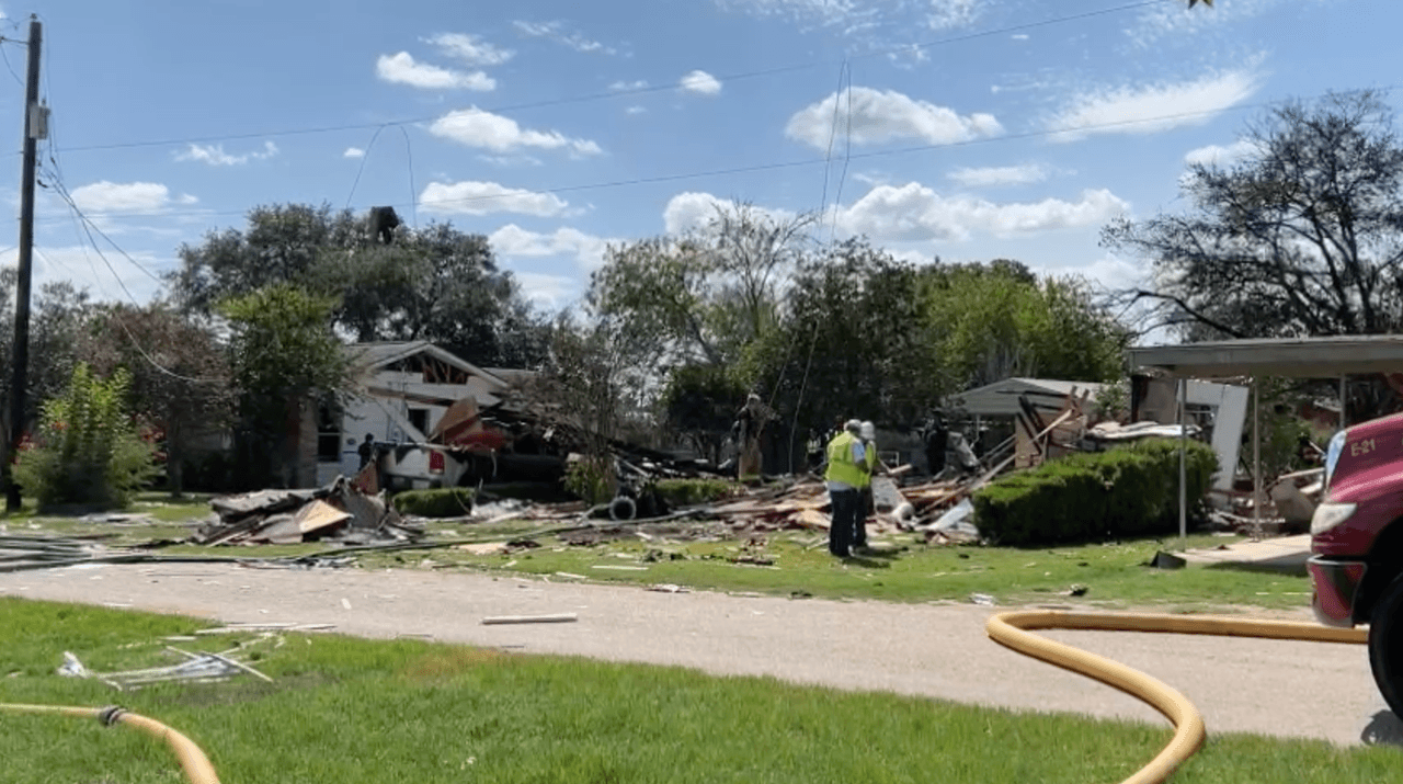 "Todos los fondos recaudados aquí ayudarán a la Sra. Leal a reconstruir su vida mientras se recupera de esta devastadora pérdida", dice el GoFundMe. "Además de eso, su marido falleció recientemente".