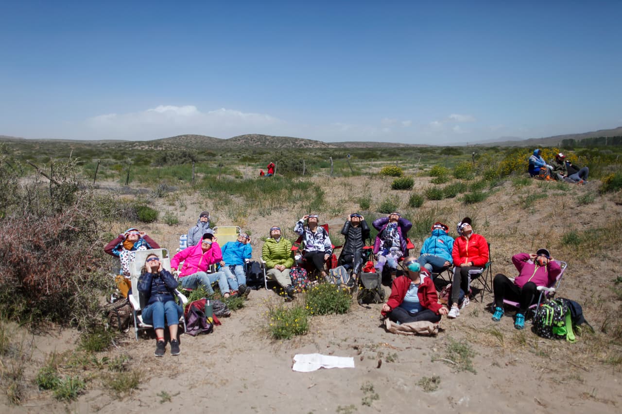 Un grupo con anteojos especiales para ver el eclipse solar total en Piedra del Águila. El último eclipse de estas características se pudo ver en Argentina el pasado 2 de julio de 2019, cuando la "franja de totalidad" abarcó las provincias de San Juan, La Rioja, San Luis, Córdoba, Santa Fe y Buenos Aires.