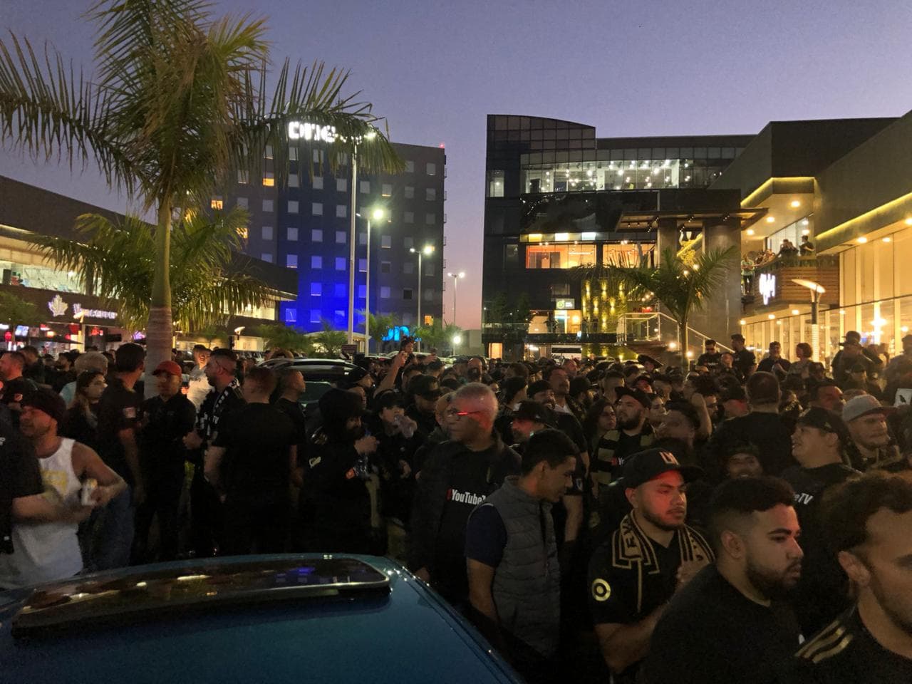 Muy prendida y animada la afición angelina, poniendo el color en León para alentar al LAFC.