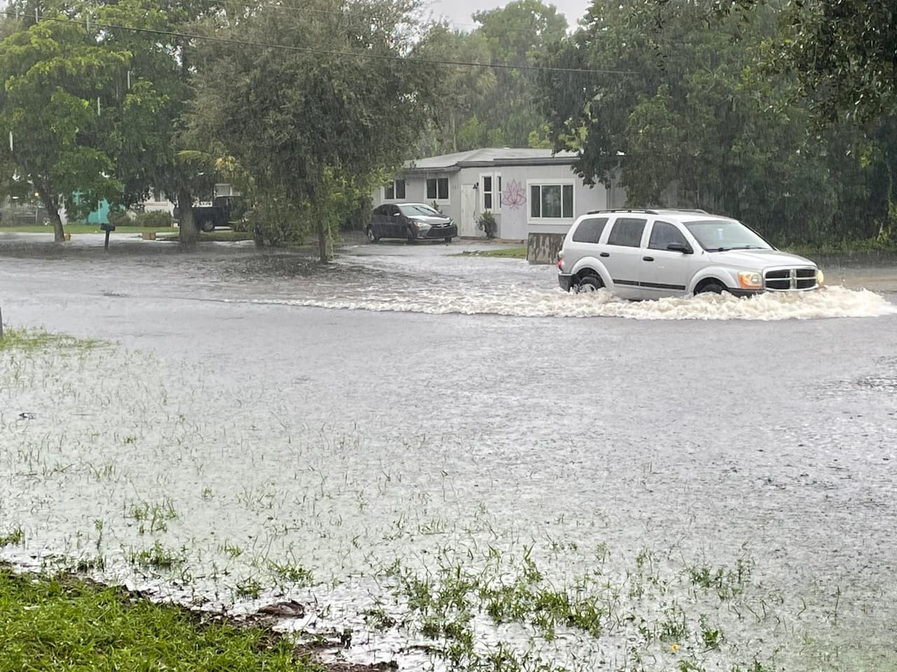Desde la tarde del sábado el sur de Florida comenzó a sentir las fuertes lluvias originadas por la tormenta tropical Eta y en algunas zonas ya se presentaban inundaciones el domingo en la mañana.