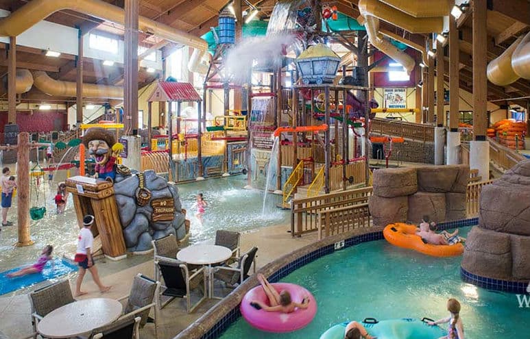Wilderness Territory (Wisconsin Dells, Wisconsin): otro parque favorito de la gente que se ubica en la capital mundial de los Water Parks. Tiene 500 mil pies cuadrados con 4 parques de agua cubiertos y 4 al aire libre. Lost World Adventure , una de las atracciones más populares, lleva a los visitante tubos cuesta abajo a través de unos toboganes rápidos y furiosos . Es parque tiene también tres balnearios termales, entre otras cosas.