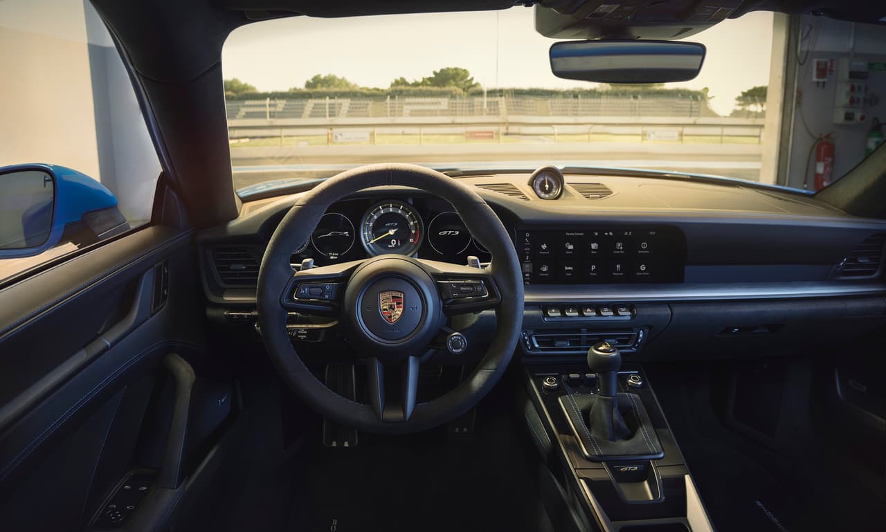 El interior también recibe ajustes importantes. Su panel de instrumentos digital ‘Track View’ ha sido especialmente desarrollado para este carro, teniendo en mente que muchos de sus usuarios aprovecharan sus capacidades para divertirse durante los fines de semana en los circuitos.