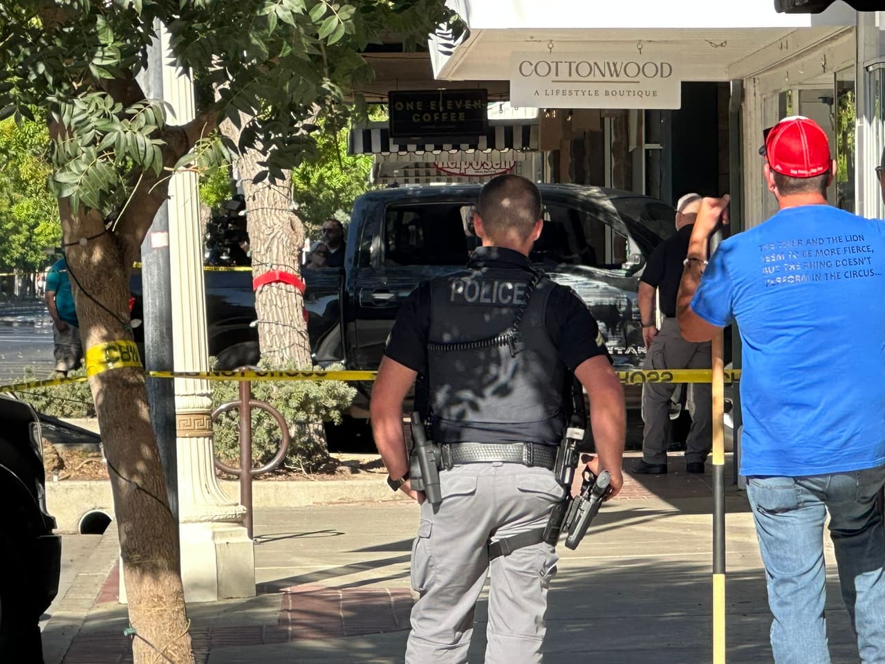 Un ex empleado de una joyería al centro de California chocó contra el establecimiento para luego dispararse y morir.