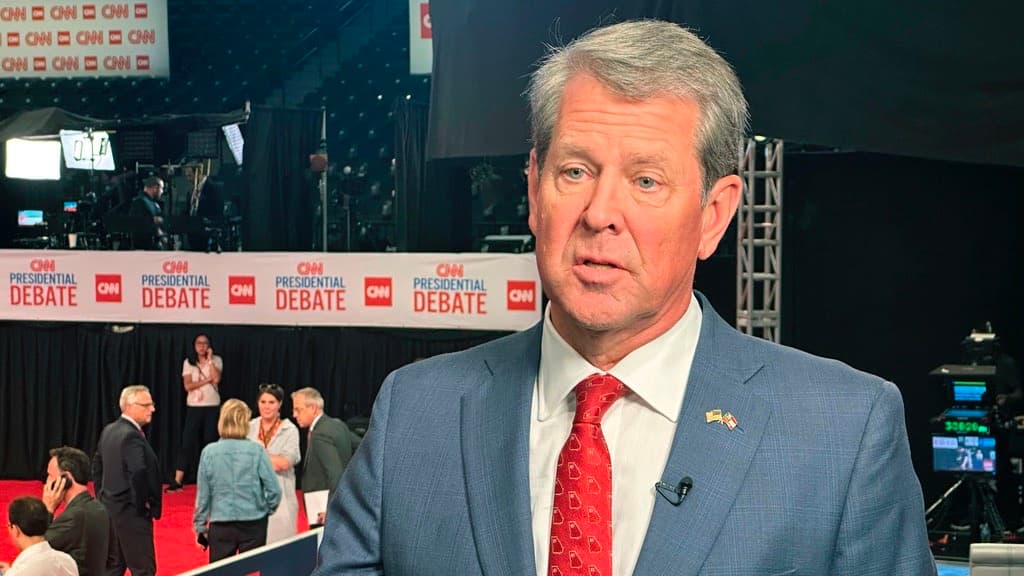 El gobernador de Georgia, Brian Kemp, habla en el estudio de CNN antes del debate presidencial entre el presidente Joe Biden y el expresidente Donald Trump, en Atlanta, el jueves 27 de junio de 2024.