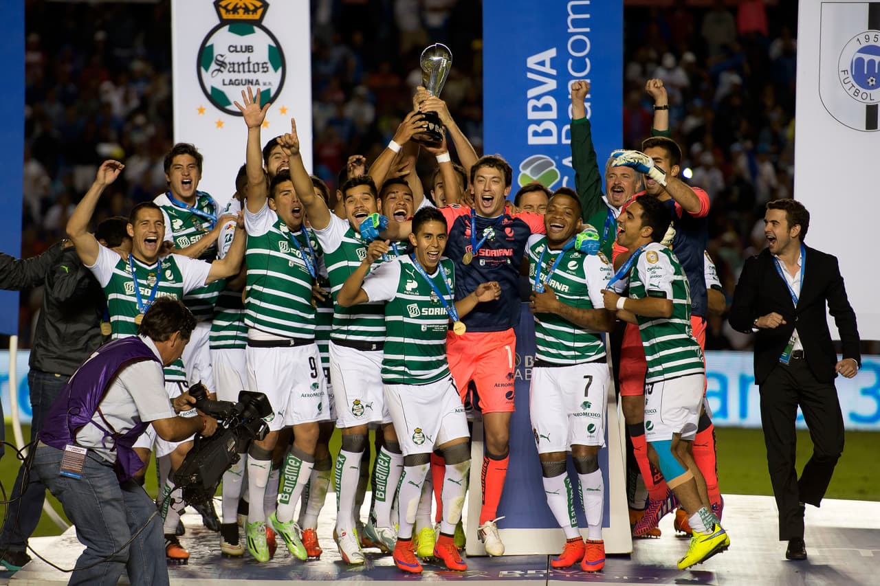 - Santos Laguna se proclamó campeón del Torneo Clausura 2015 tras imponerse 5-3 en el marcador global al Querétaro de Ronaldiho.
<br>- Sin duda alguna, el brasileño dejó grandes sonrisas en México con sus actuaciones, además de derrochar calidaad en los pocos minutos que tuvo en el campo y también una que otra travesura como el acontecimiento de hace cinco años.