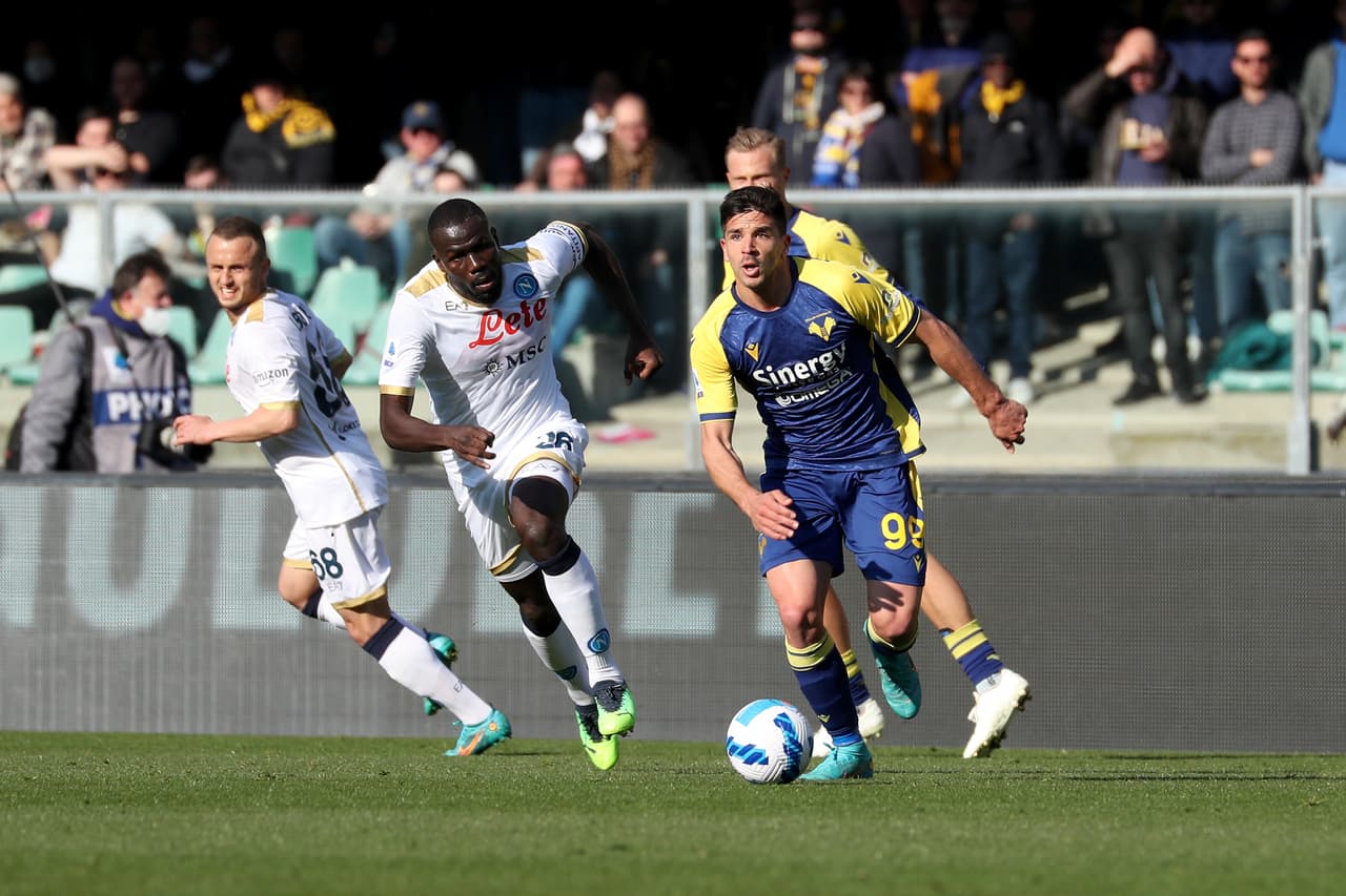 En un duelo donde el mexicano 'Chucky' Lozano jugó 63 minutos y tuvo un papel discreto, el nigeriano Victor Osimhen marcó los dos goles del Napoli, que valieron el triunfo ante Hellas Verona.