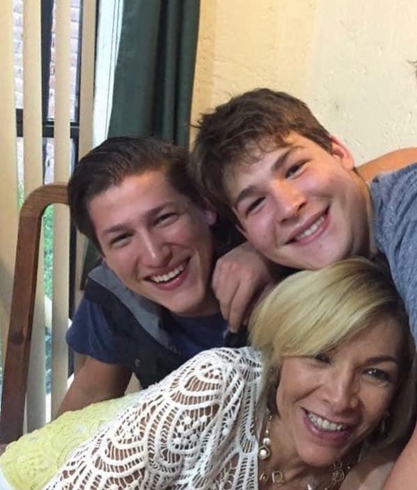 "El colmo fue que me insultara de esa forma por algo que ni siquiera fue para molestarlo a él. Cuando tu papá te dice 'pendejo de mierda', pues
<b><a href="https://www.univision.com/famosos/perdio-al-ultimo-hijo-que-queria-estar-con-el-sebastian-reacciona-al-deseo-de-alfredo-adame-de-quitarle-el-apellido-fotos" target="_blank">no quise hablar con él</a></b>", narró Sebastián a
<b><a href="https://twitter.com/ChismorreoTv/status/1286787089376464896" target="_blank">'Chismorreo TV' </a></b>el viernes 24 de julio. Dijo que en solidaridad, su hermano Alejandro también se alejó de su padre.
<br>