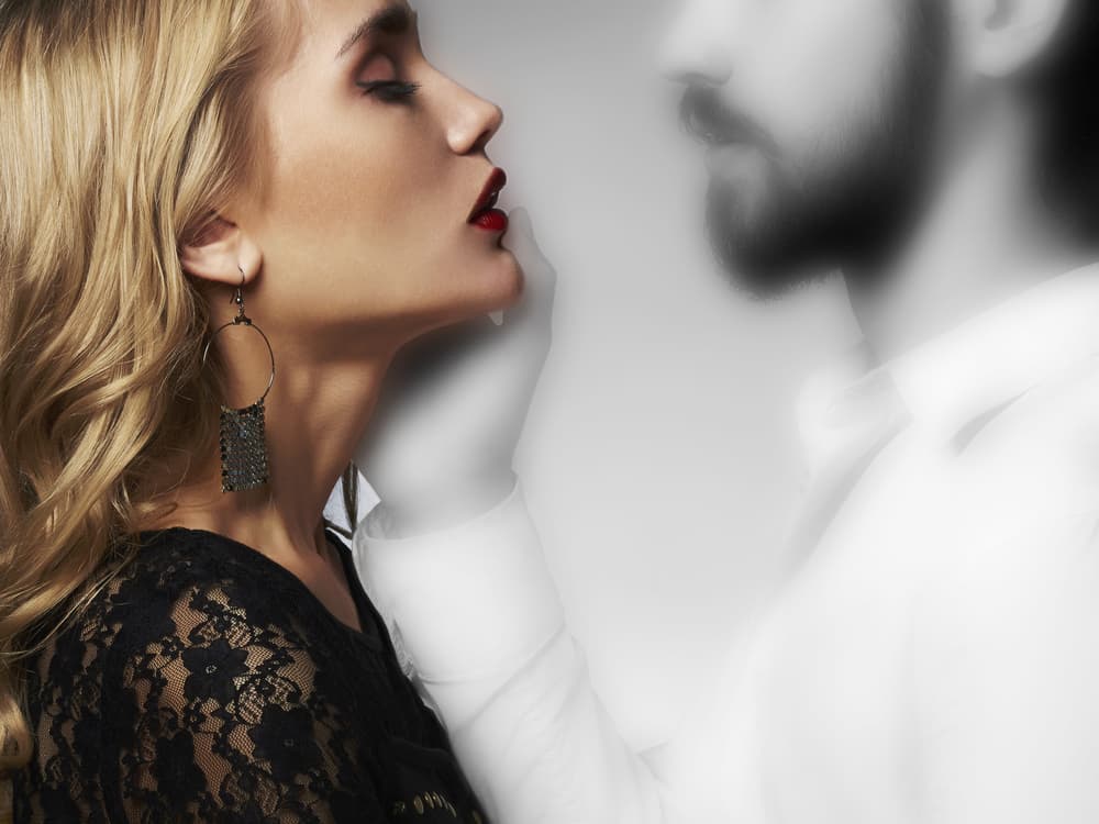 Cuando vemos apariciones de gente que no conocemos, puede tratarse de un fantasma o de un ángel. Los fantasmas usualmente aparecen para comunicarnos algo importante; los ángeles, para protegernos. En ocasiones si es muy necesario, su presencia será lo más vívida posible y sin ánimo de daño, si el motivo es dañar ya estaríamos entrando en el sentido de posesión y este tema seria tratado por especialistas en exorcismos.